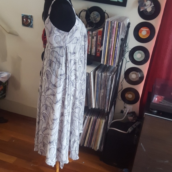 Beautiful flowing sundress - Picture 3 of 4